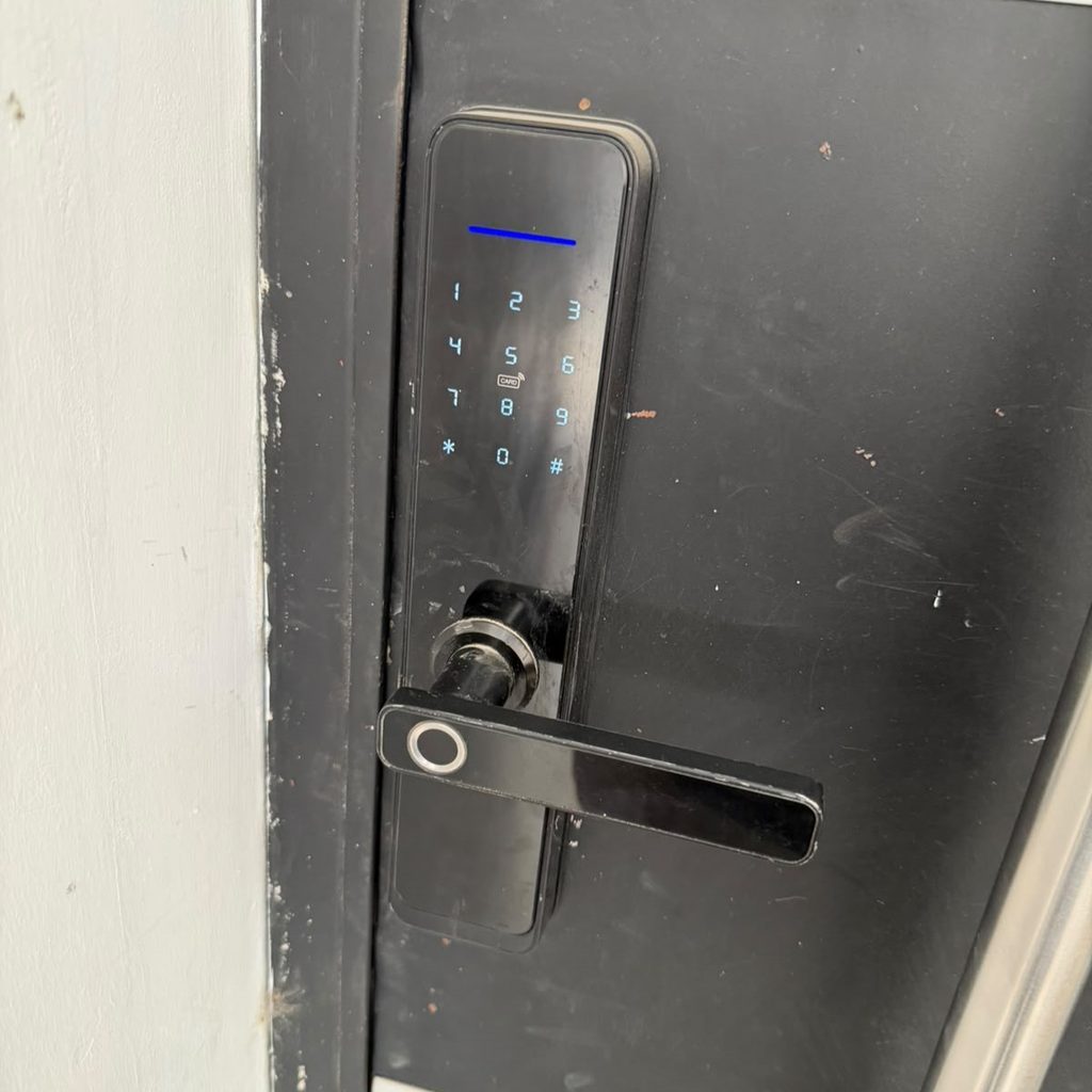 cerradura inteligente biometrica con lector de huella digital y teclado numerico para puerta principal